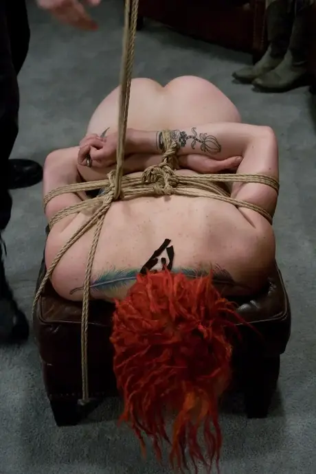 Midian nue en bondage de cordes reçoit une punition au vibromasseur