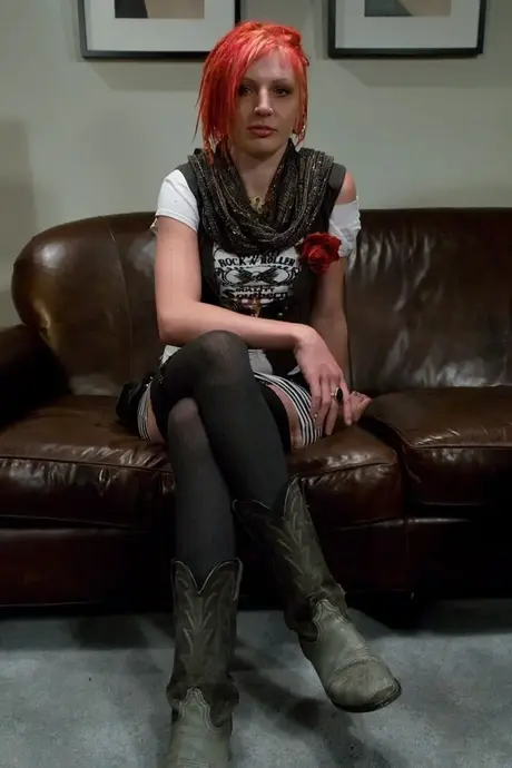 Midian nue en bondage de cordes reçoit une punition au vibromasseur