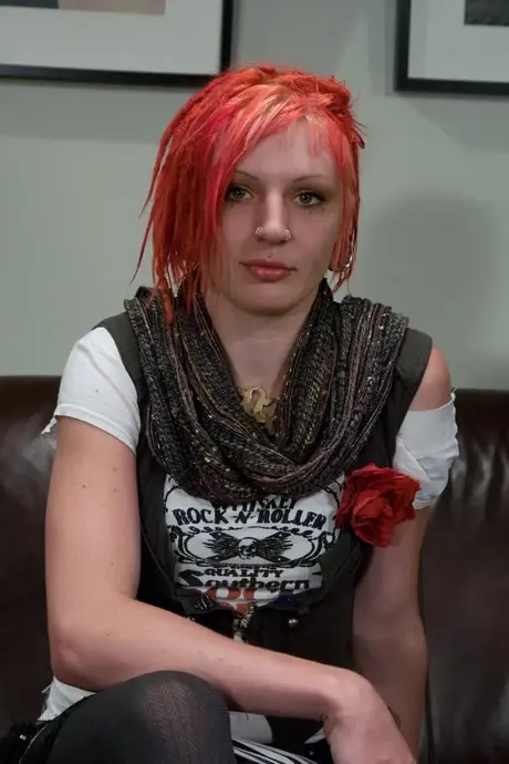 Midian nue en bondage de cordes reçoit une punition au vibromasseur