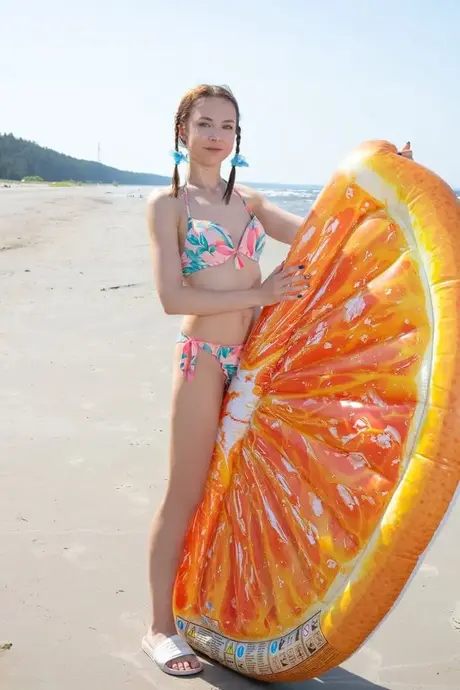 Nesti, con trenzas, se quita el bikini para posar desnuda en la playa