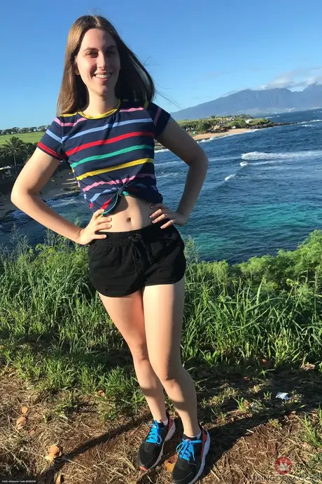 Niki Snow, la nerd caucásica, se desnuda y posa desnuda en su recopilación de vacaciones