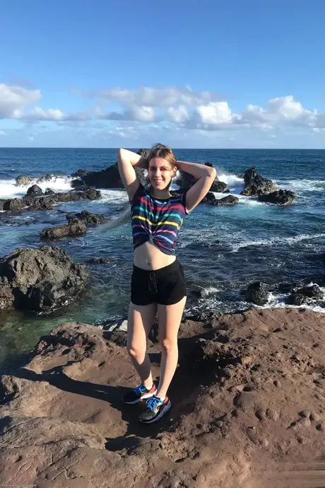 Niki Snow, la nerd caucásica, se desnuda y posa desnuda en su recopilación de vacaciones