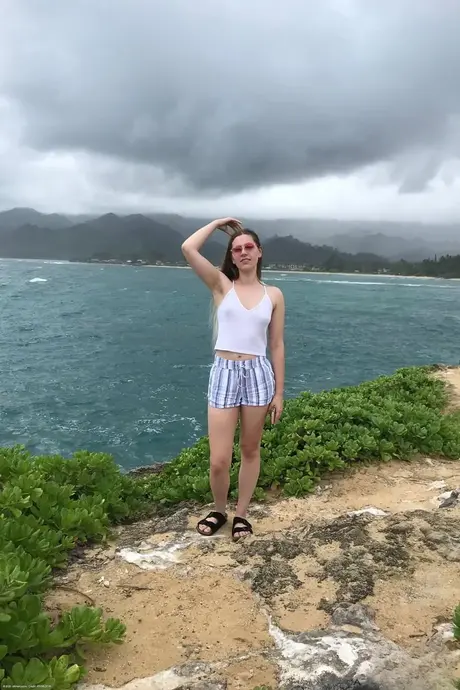 Niki Snow, la nerd caucásica, se desnuda y posa desnuda en su recopilación de vacaciones