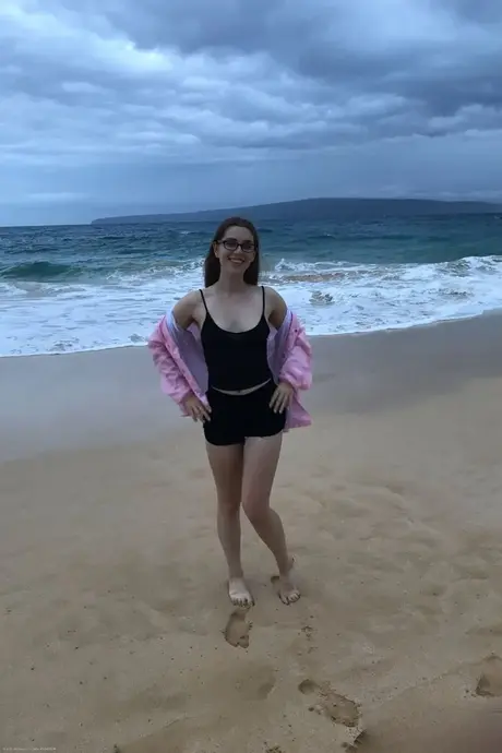 Niki Snow, la nerd caucásica, se desnuda y posa desnuda en su recopilación de vacaciones