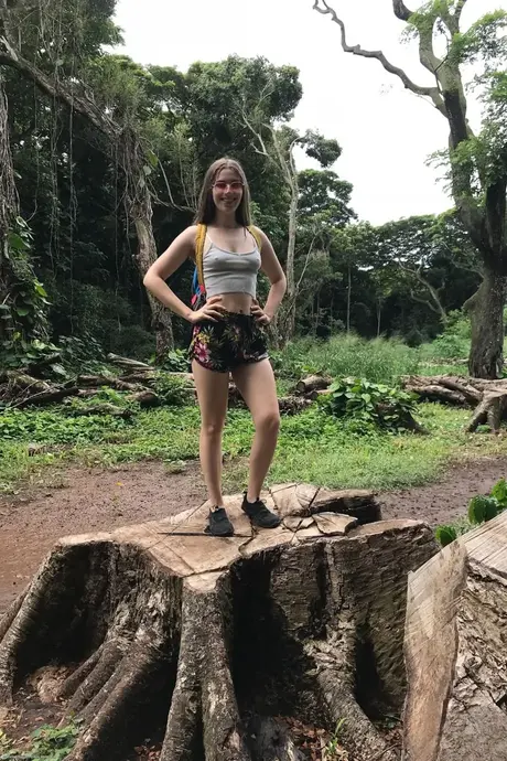 Niki Snow, la nerd caucásica, se desnuda y posa desnuda en su recopilación de vacaciones