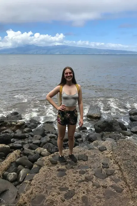 Niki Snow, la nerd caucásica, se desnuda y posa desnuda en su recopilación de vacaciones