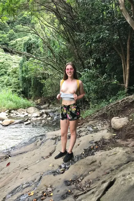 Niki Snow, la nerd caucásica, se desnuda y posa desnuda en su recopilación de vacaciones