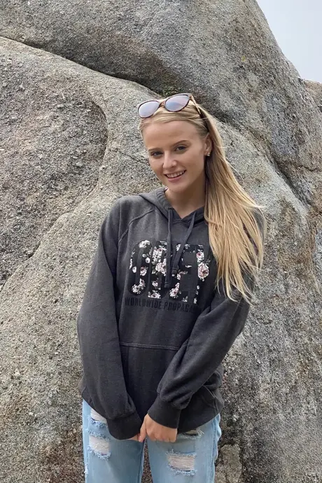 Paris White, blond kráska, ukazuje svou lákavou oholenou píču v detailním záběru