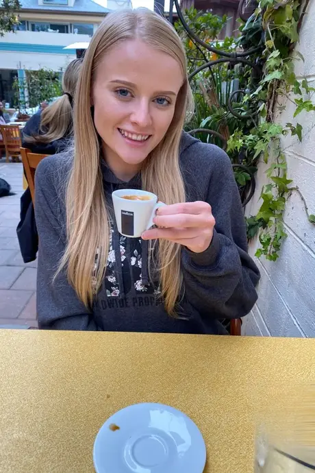 Paris White, blond kráska, ukazuje svou lákavou oholenou píču v detailním záběru