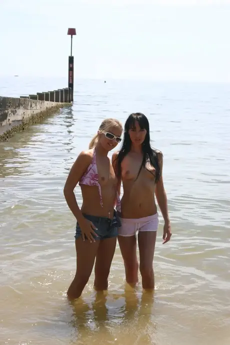 La MILF lesbiana menuda Suzie Best y su delgada novia exhiben sus pequeños pechos al aire libre