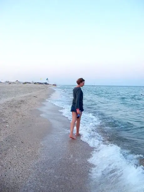 Roodharige amateur trekt een bikini aan voordat ze de oceaan in gaat