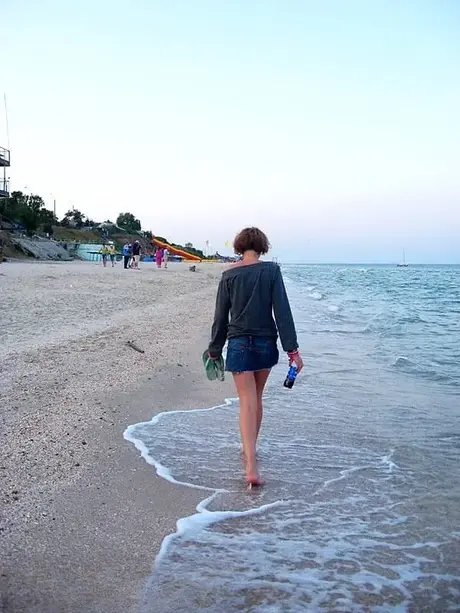 Roodharige amateur trekt een bikini aan voordat ze de oceaan in gaat