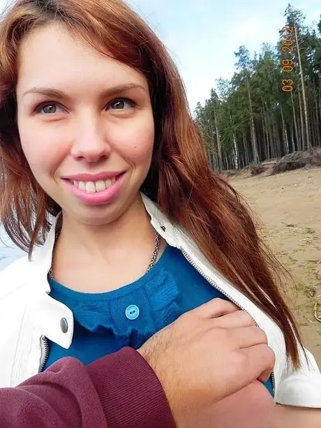 Zrzavá mladá žena močí na parkovišti u moře, než natočí amatérské sexvideo