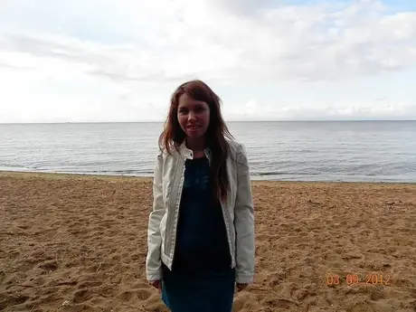 Zrzavá mladá žena močí na parkovišti u moře, než natočí amatérské sexvideo