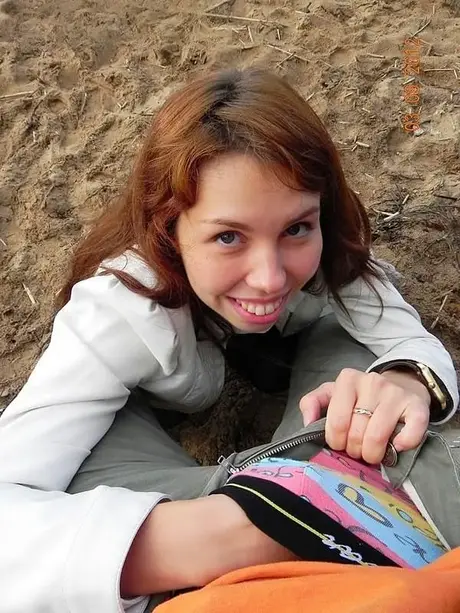 Zrzavá mladá žena močí na parkovišti u moře, než natočí amatérské sexvideo