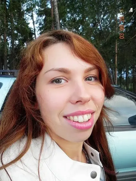 Zrzavá mladá žena močí na parkovišti u moře, než natočí amatérské sexvideo