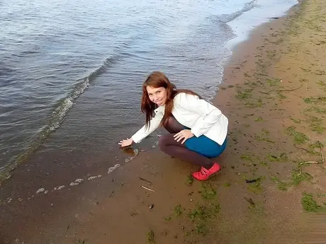 Zrzavá mladá žena močí na parkovišti u moře, než natočí amatérské sexvideo