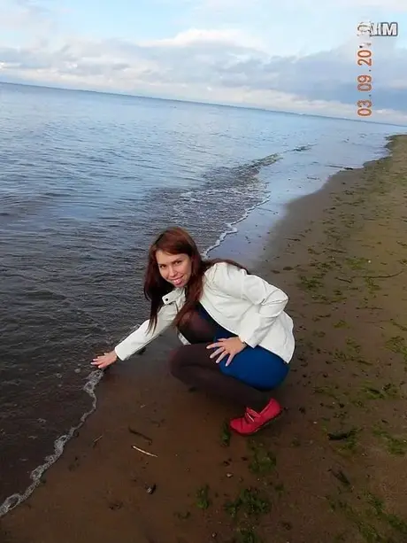 Zrzavá mladá žena močí na parkovišti u moře, než natočí amatérské sexvideo