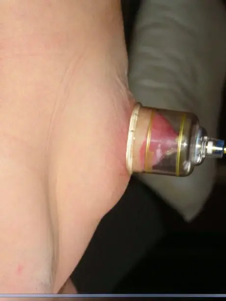 拘束され目隠しされた女性の苦痛奴隷が乳首拷問に耐える
