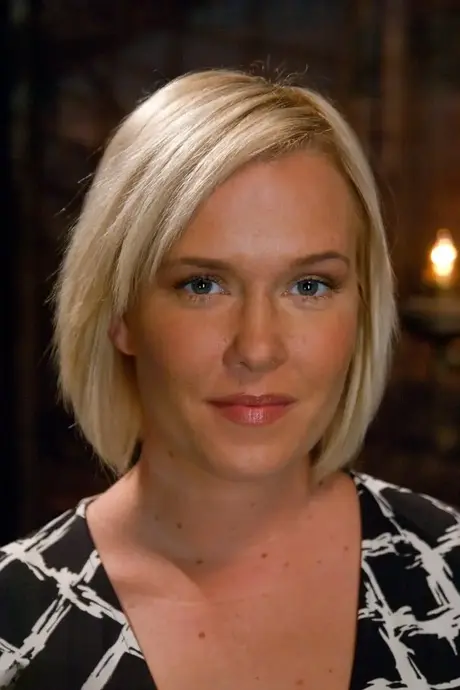 Sasha Knox, den blonda hustrun, är bunden och face-fuckas medan hon hänger från taket