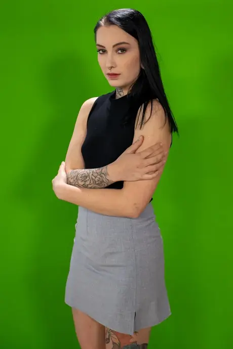 Sharlotte Thorne dans une scène anale BDSM intense avec un étalon noir