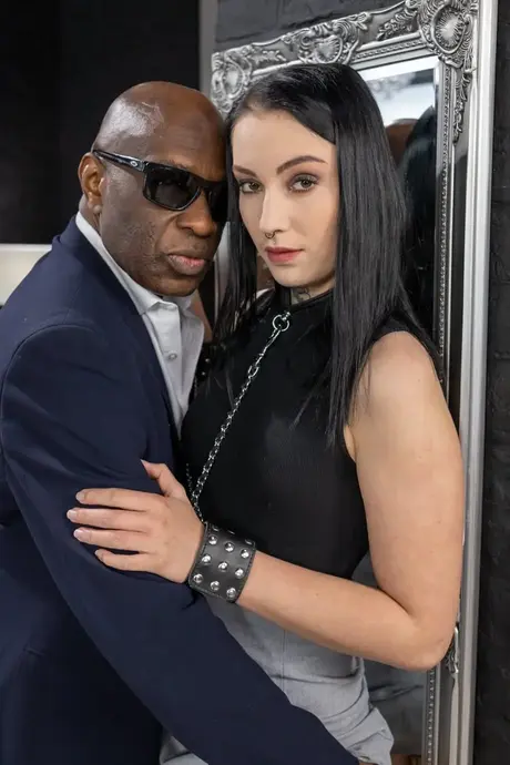 Sharlotte Thorne dans une scène anale BDSM intense avec un étalon noir
