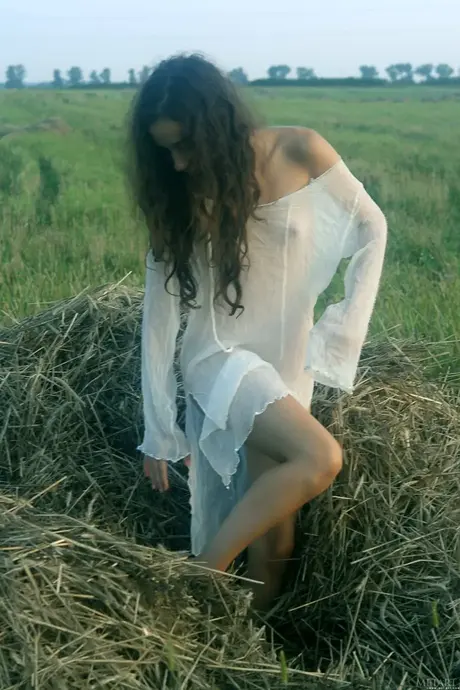 Sophie A odsłania swoje małe piersi i piękne owłosienie łonowe w plenerowej scenie