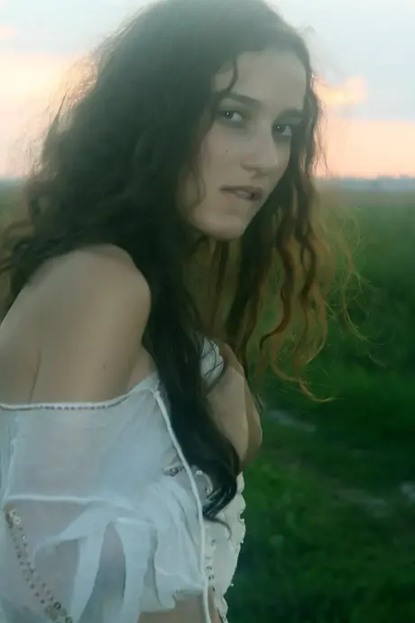 Sophie A odsłania swoje małe piersi i piękne owłosienie łonowe w plenerowej scenie