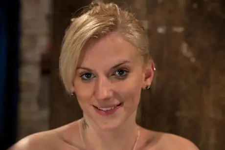 Bundne Haley Cummings afslører sine store bryster efter at have givet en blowjob