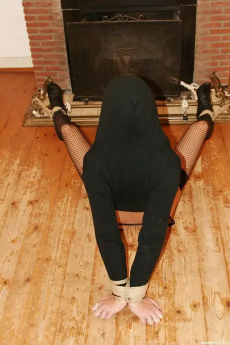 Vanessa i netstrømper: bundet med reb, mens der leges med hendes fisse