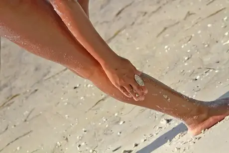 Le mannequin amateur noire Tierra Watson dévoile ses courbes à la plage