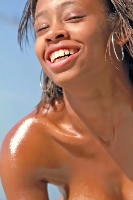 Le mannequin amateur noire Tierra Watson dévoile ses courbes à la plage