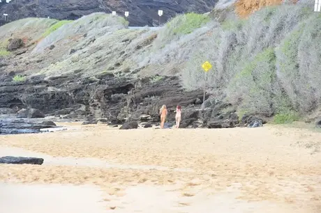 Amateur-schoonheden Lena en Melody kleden zich uit en poseren naakt op het strand