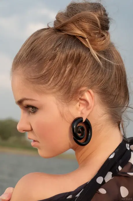 Bridgit A se despe e posa nua na água