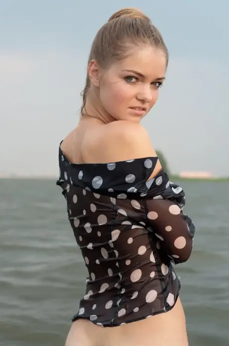 Bridgit A se despe e posa nua na água