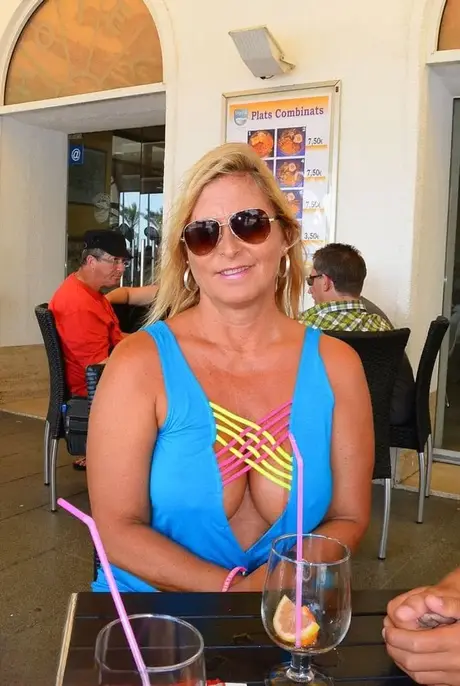 De voluptueuze rijpe blondine Chrissy vist naakt en maakt daarna een naakte wandeling
