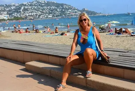 De voluptueuze rijpe blondine Chrissy vist naakt en maakt daarna een naakte wandeling