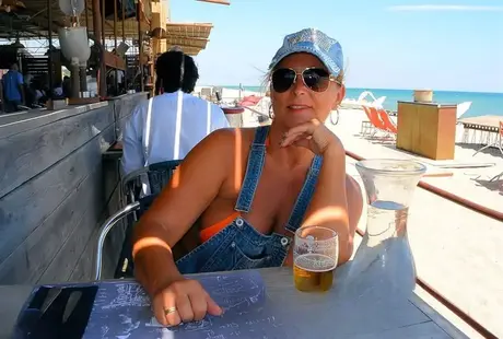 De voluptueuze rijpe blondine Chrissy vist naakt en maakt daarna een naakte wandeling