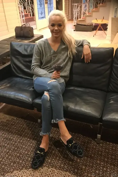 Compilation di Elsa Jean, bionda dai capelli corti, che posa seminuda e vestita
