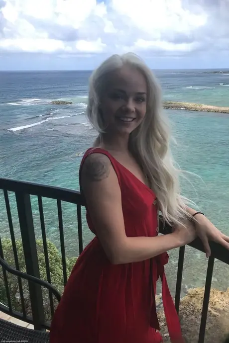 Compilation di Elsa Jean, bionda dai capelli corti, che posa seminuda e vestita