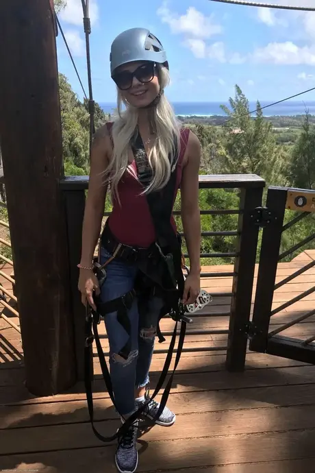 Compilation di Elsa Jean, bionda dai capelli corti, che posa seminuda e vestita