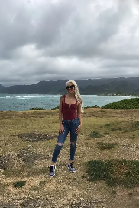 Compilation di Elsa Jean, bionda dai capelli corti, che posa seminuda e vestita