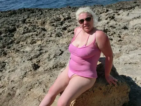 Kurvikas kypsä blondi Barby riisuu aurinkolaseissa meren rannalla