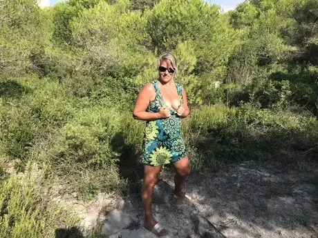 Likainen blondi Sweet Susi, pyöreä ensikertalainen, riisuu mekkonsa ja bikinit