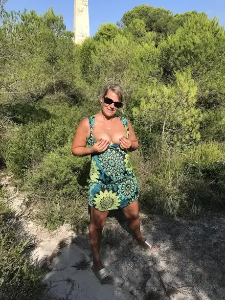 Likainen blondi Sweet Susi, pyöreä ensikertalainen, riisuu mekkonsa ja bikinit