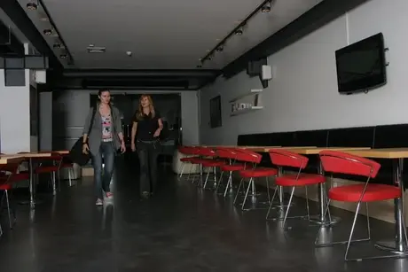 Eurooppalaiset mummot ja nuoret kaunottaret riisuvat vaatteensa suihku- ja saunasesioonissa