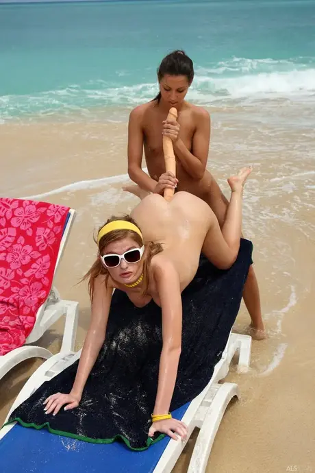 Faye Reagan i jej dziewczyna dzielą się dwustronną zabawką na plaży