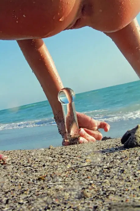 Layla, giocosa, gioca nuda sulla spiaggia e usa un dildo sulla sua figa stretta