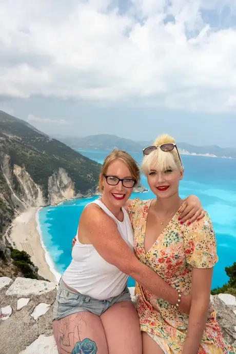 Mackenzie Page och Miss Melissa visar upp sina kurviga figurer nakna på stranden