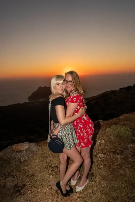 Mackenzie Page och Miss Melissa visar upp sina kurviga figurer nakna på stranden